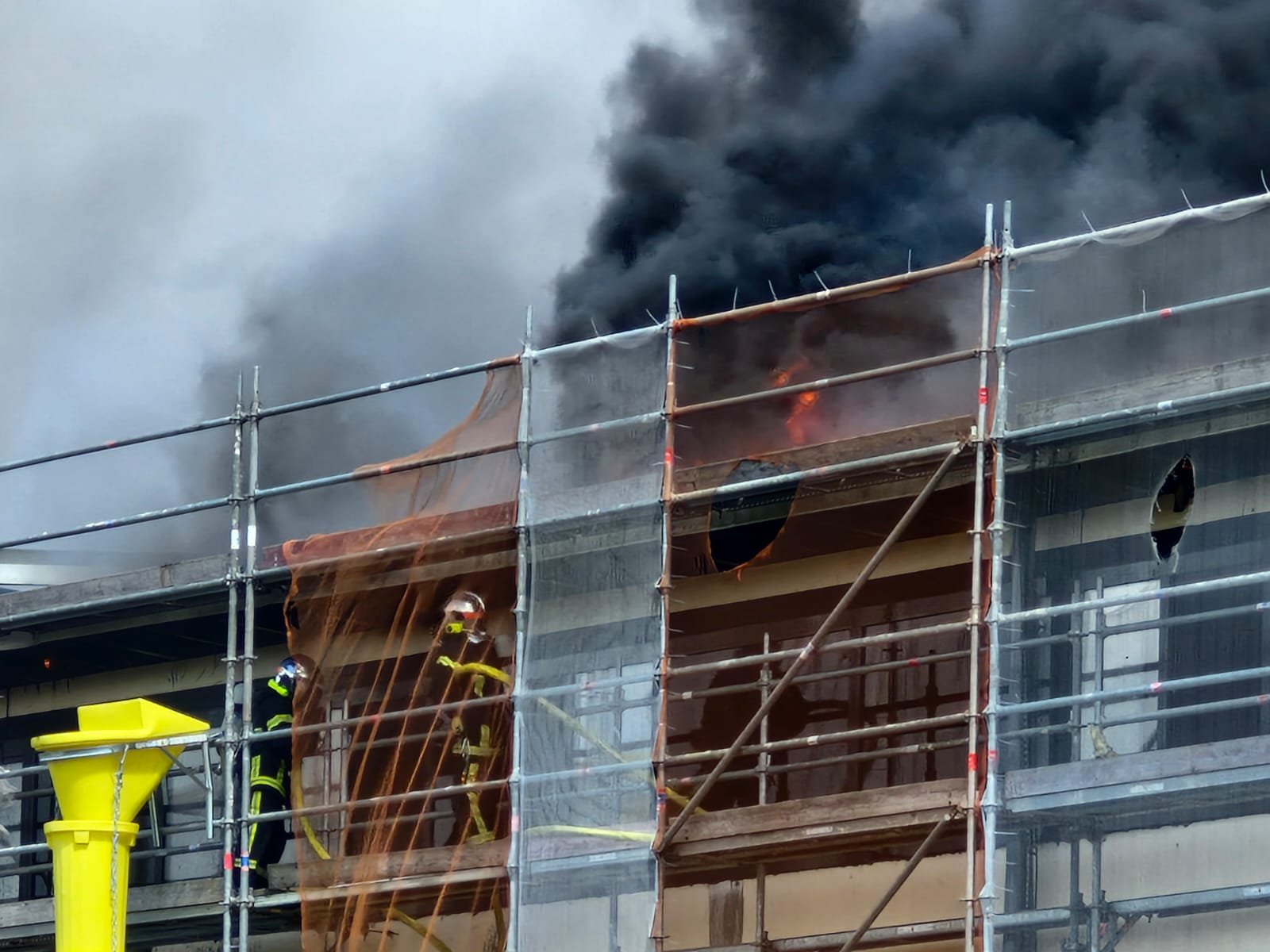 Vue d'ensemble de l'incendie avec grande échelle